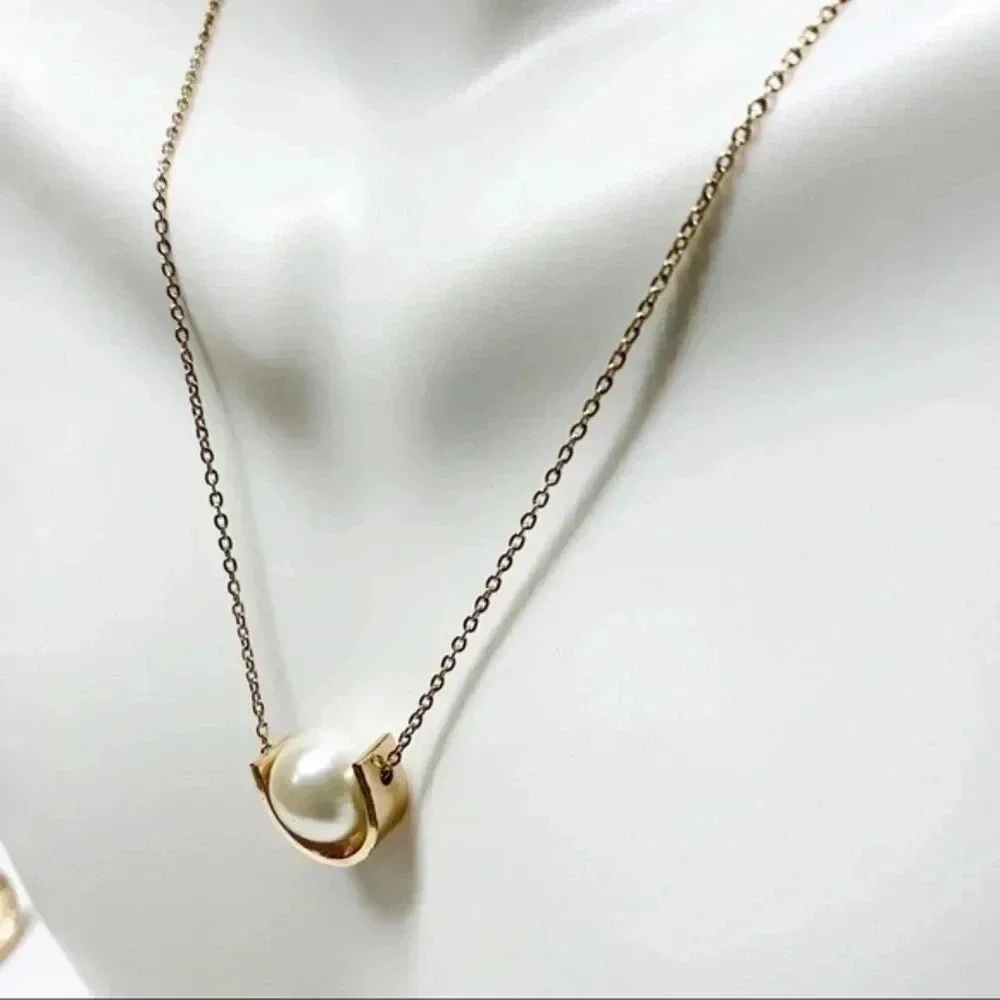 SINGLE Floating Pearl Necklace